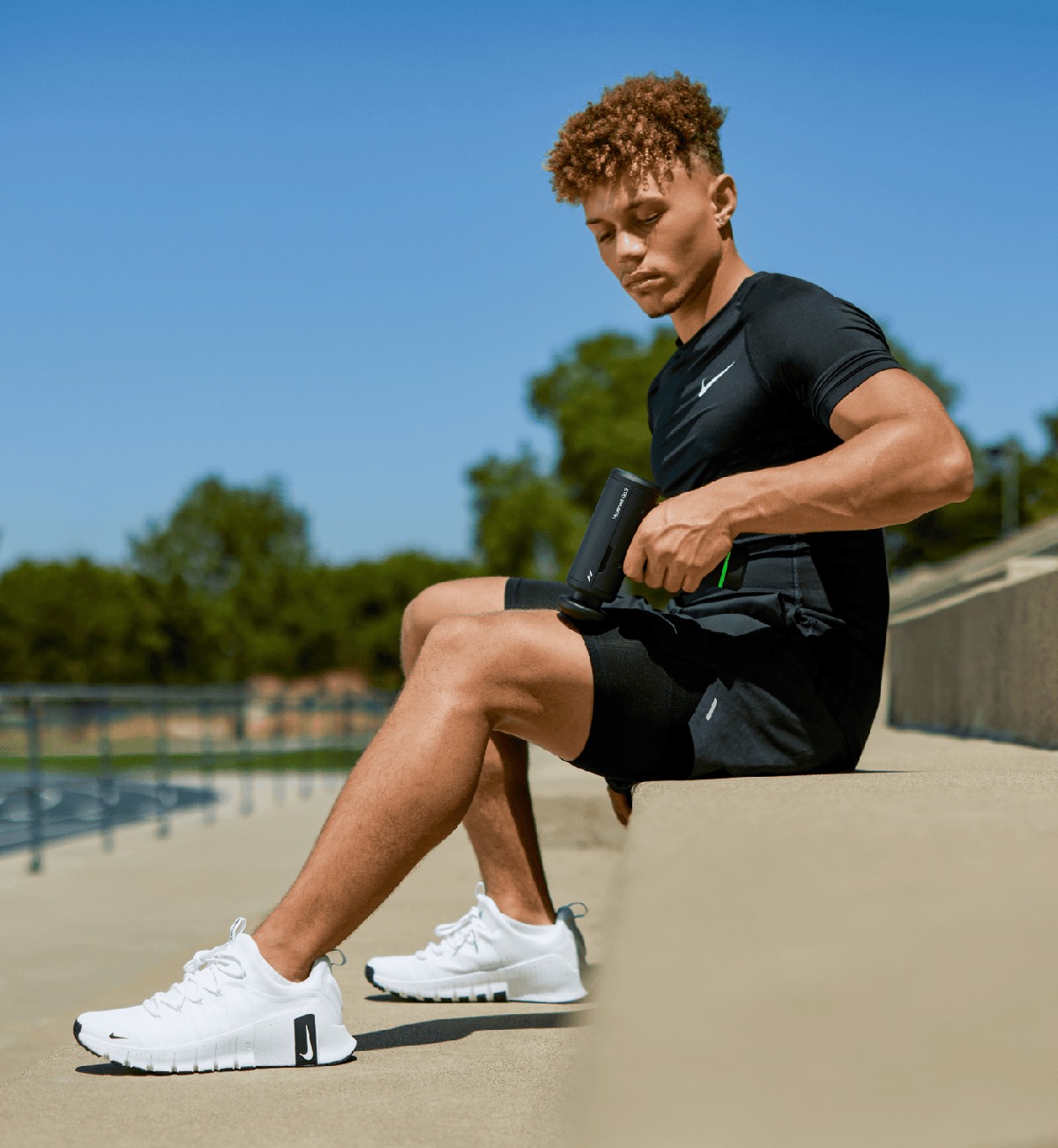 Persona in abbigliamento sportivo con il dispositivo dopo una partita all’aperto